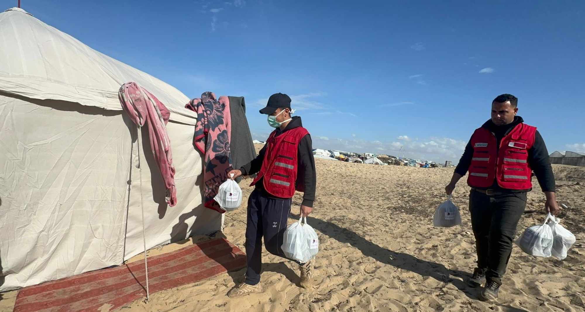 Qatar Red Crescent volunteer distributes meals in Gaza